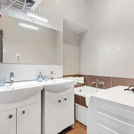Center - Modern & Stylish Pressburg