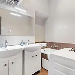 Center - Modern & Stylish